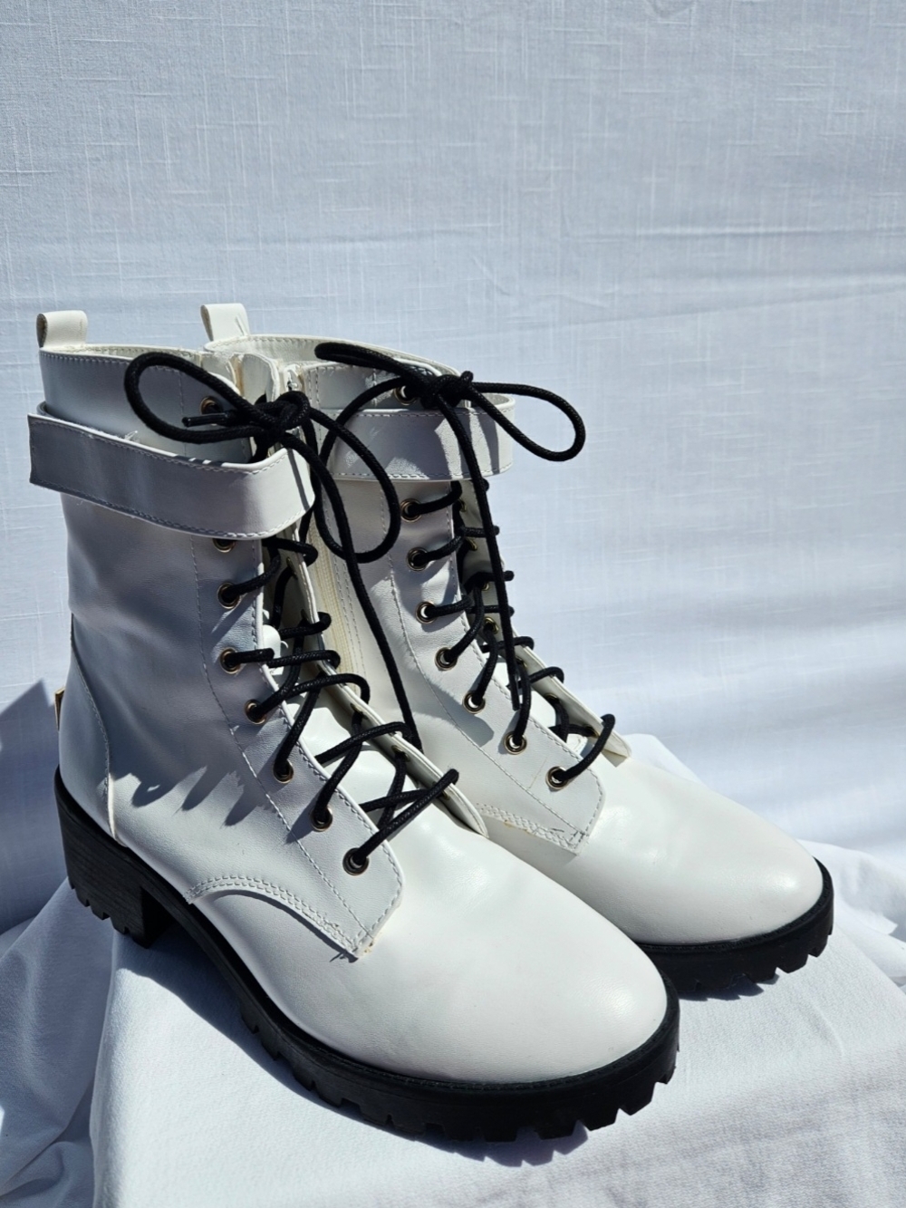 Juicy Couture White Lace-Up Combat Boots with Black Laces Sz 9.5 M